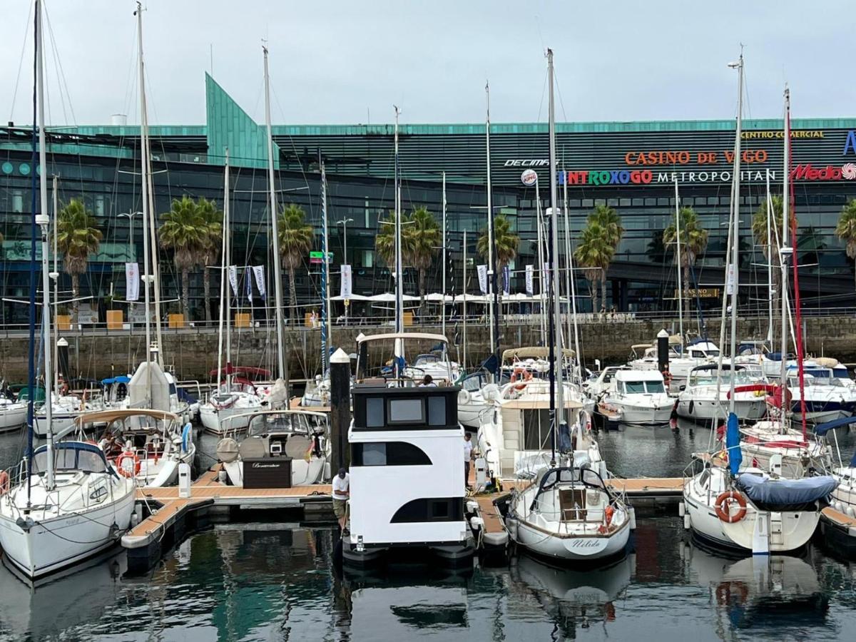 Casa Flotante En El Puerto De Vigo - Different Charter Hotell Eksteriør bilde
