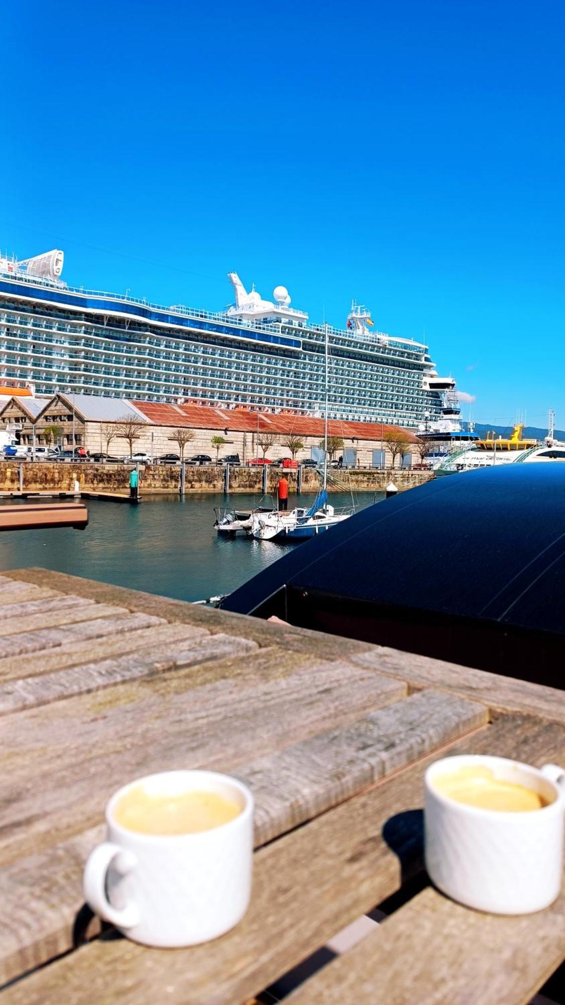 Casa Flotante En El Puerto De Vigo - Different Charter Hotell Eksteriør bilde