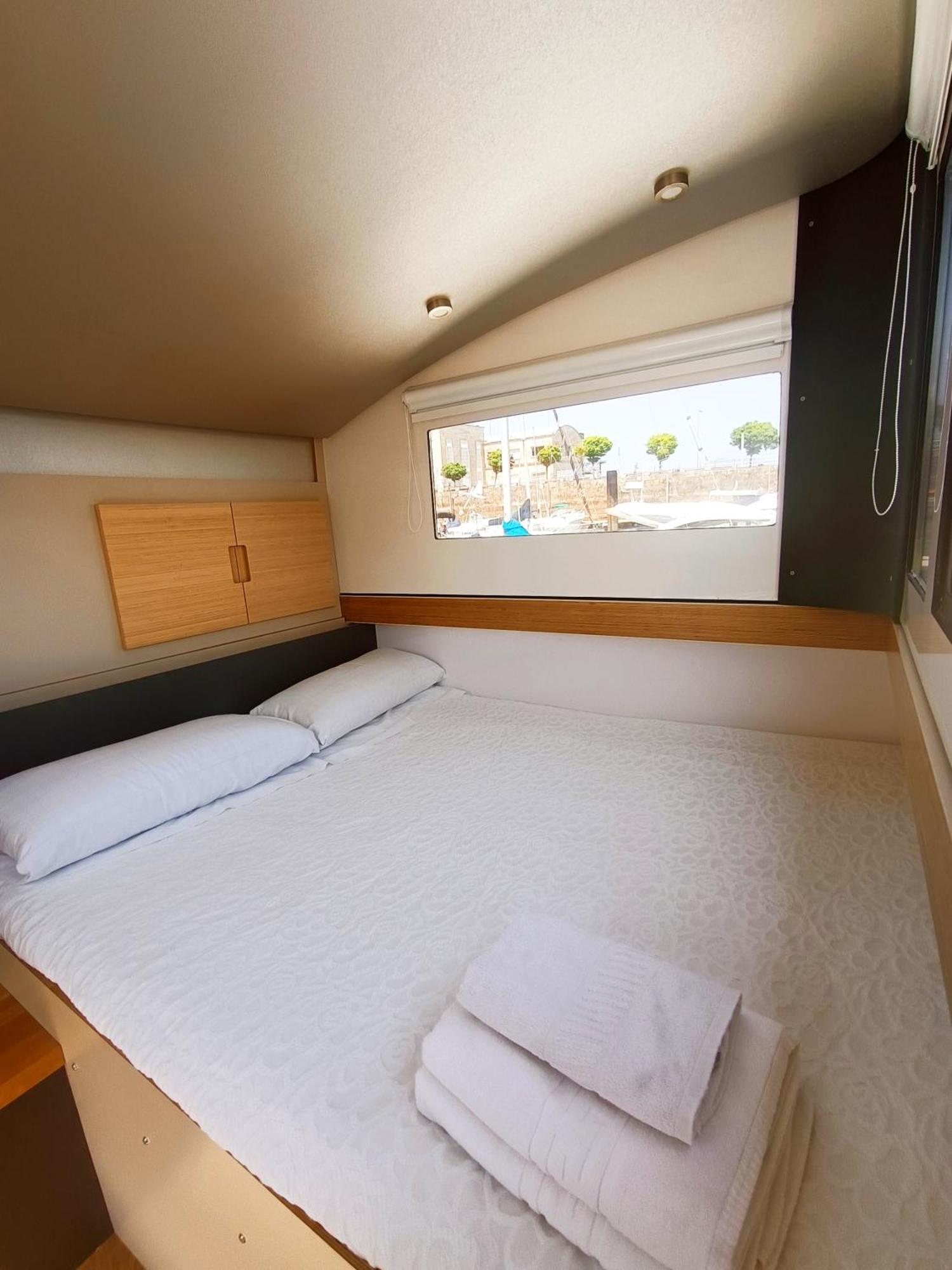 Casa Flotante En El Puerto De Vigo - Different Charter Hotell Eksteriør bilde